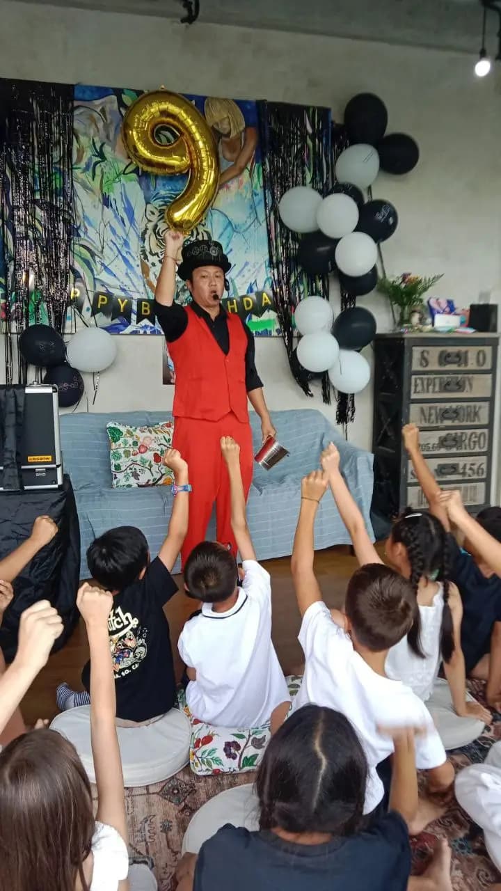 Chiang Vladier performing — image 1